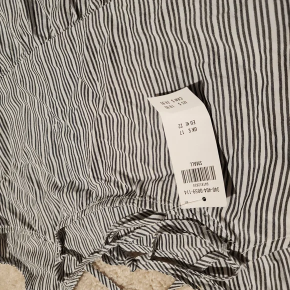 Hollister | Striped Ruffle Tie-Back Crop Tank - Picture 4 of 6